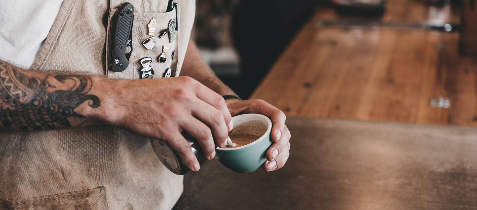 Barista preparando un café