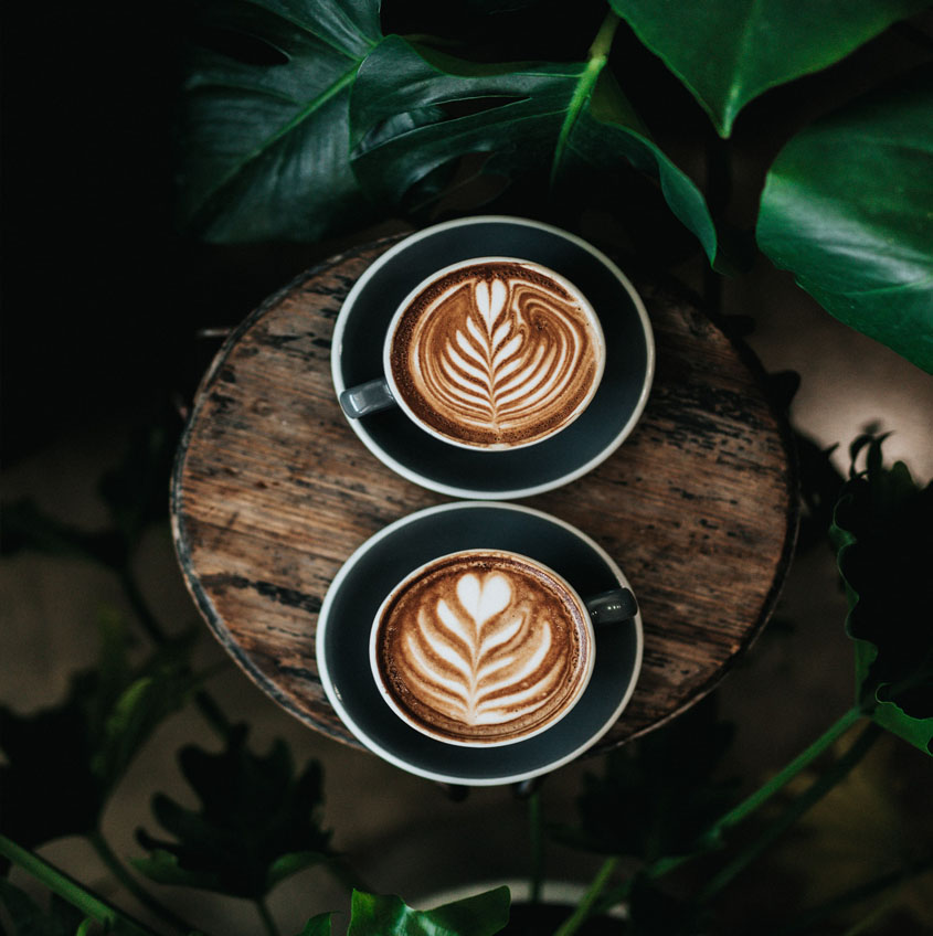 Dos tazas de café Latte sobre una mesa
